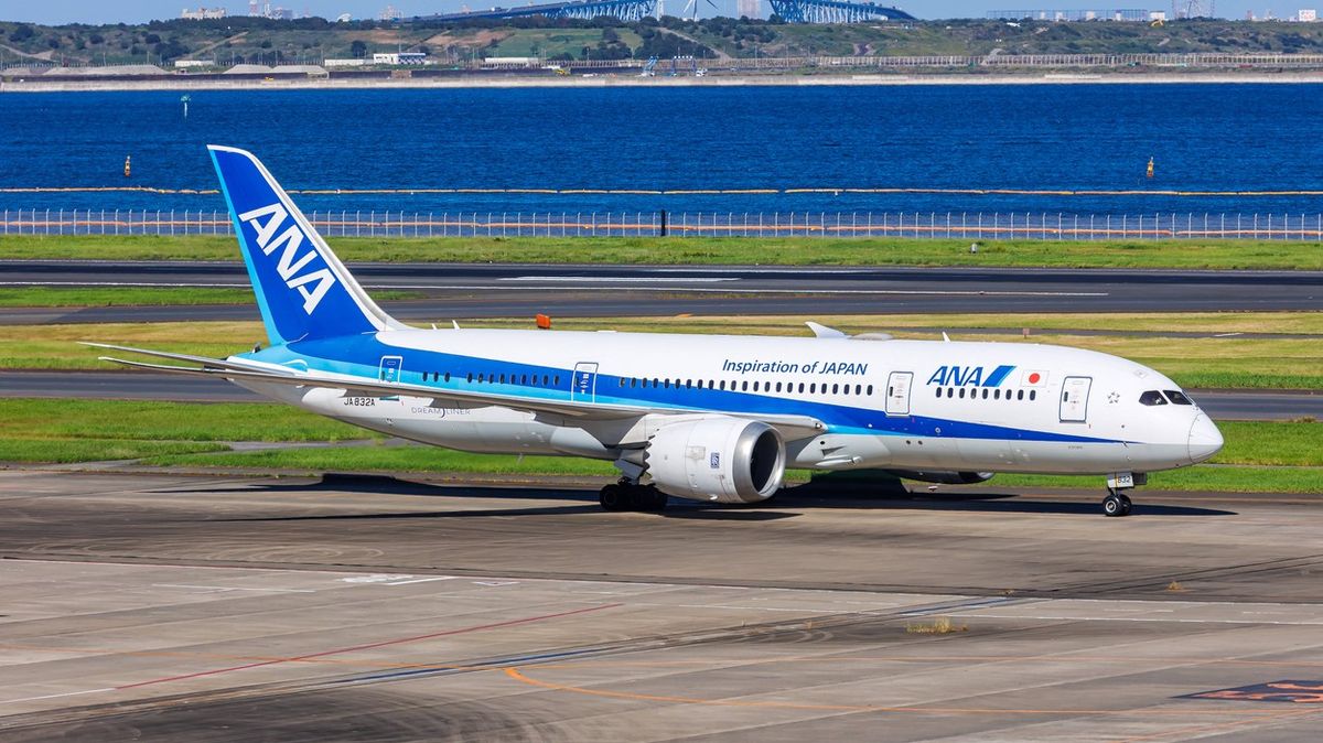Letadlo mířící přes Pacifik se vrátilo do Tokia, když pasažér kousl letušku